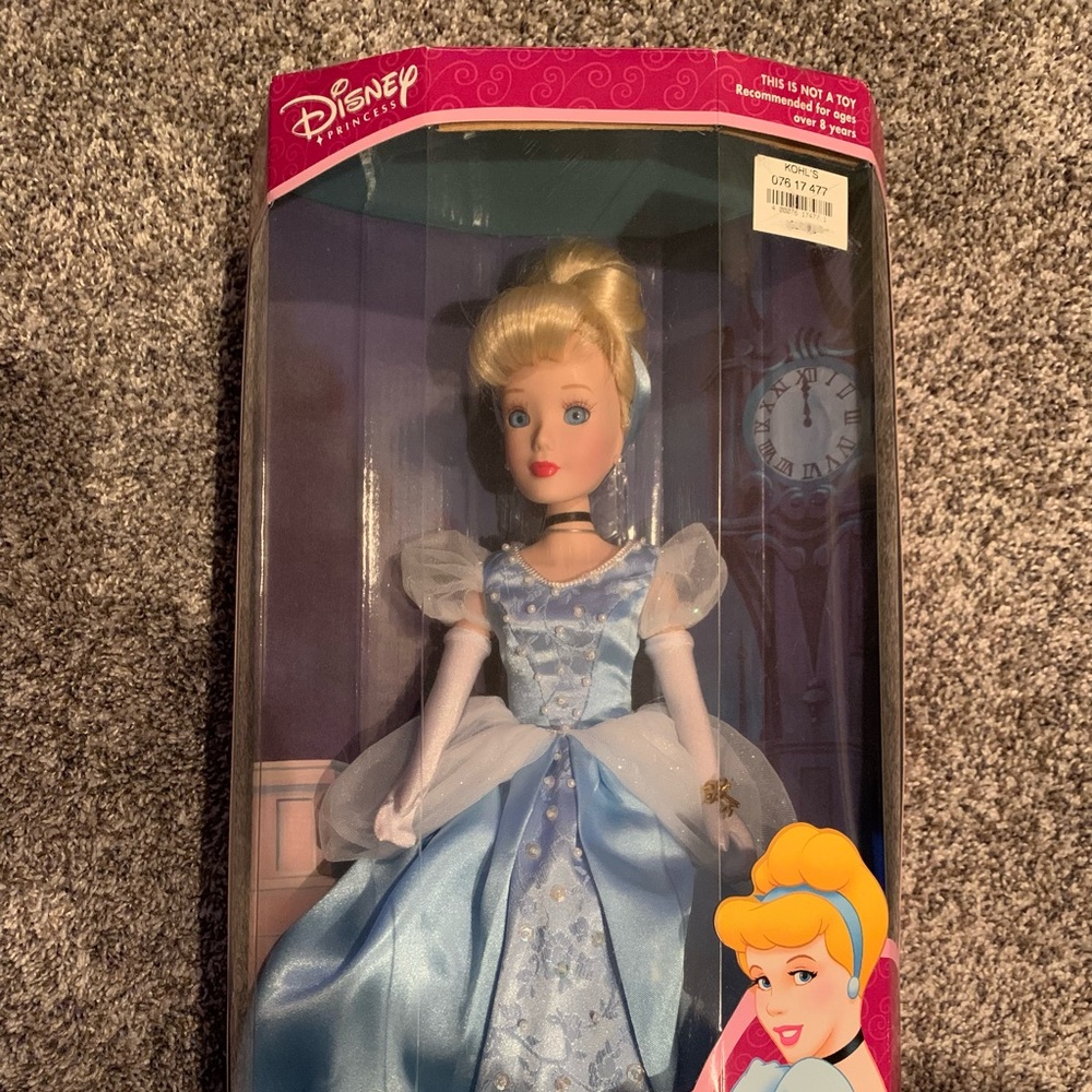 Cinderella:Disney Princess-Porcelain Brass Key keepsake doll. In box.